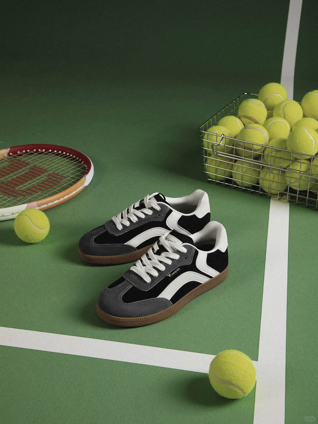 High-performance tennis shoes for court play